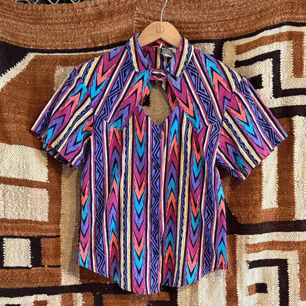 90s Western Colorful Geometric Patterned Shirt with Keyhole Cut Out.